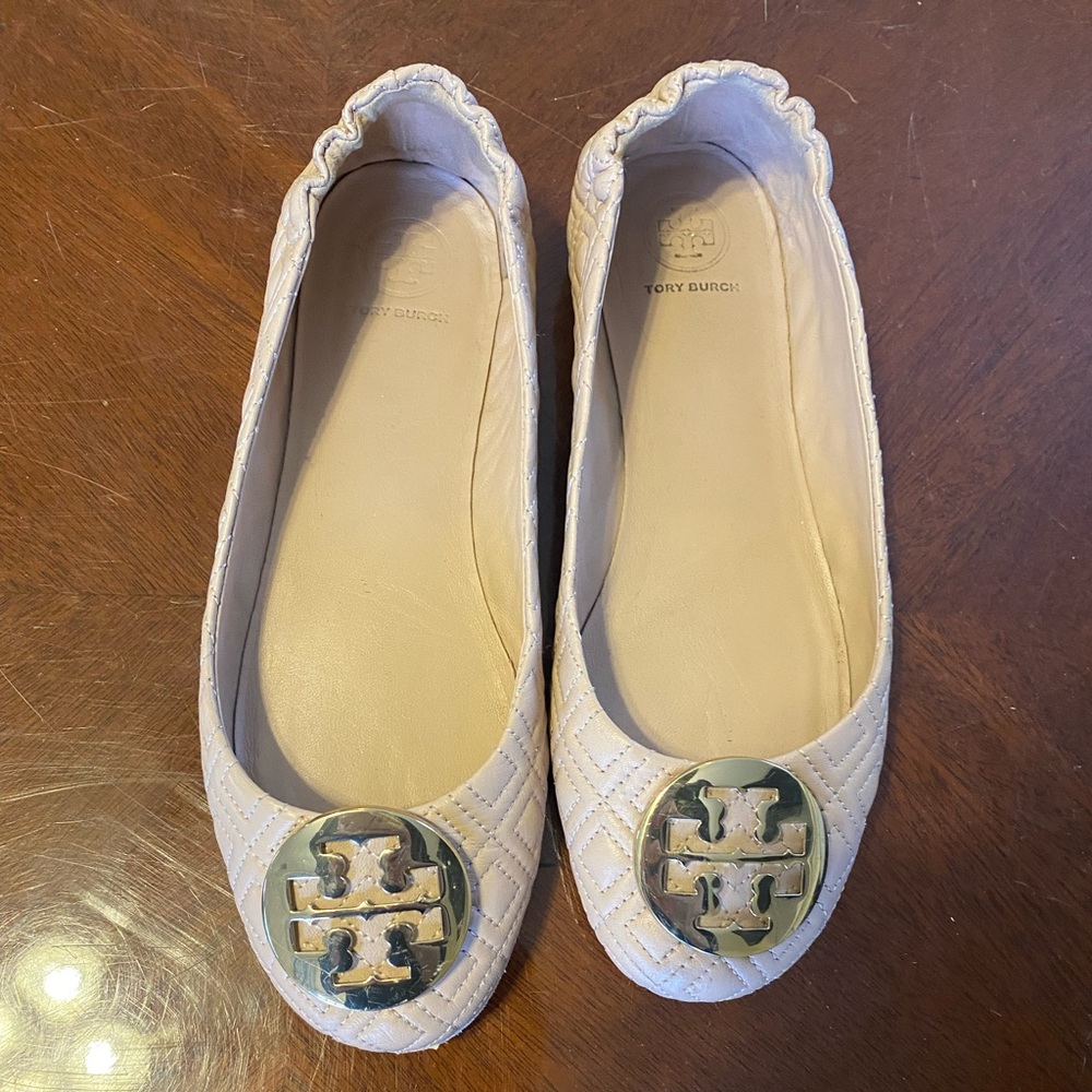 Beautiful tan quilted Minnie travel flat Tory Burches